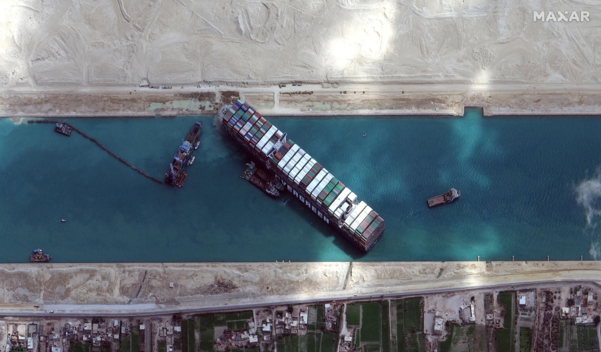 https://fbonline-blog-production.s3.sa-east-1.amazonaws.com/imagem_de_satelite_mostra_navio_ever_given_em_meio_a_rebocadores_enquanto_segue_encalhado_no_canal_de_suez_1616956406656_v2_1920x1125_c07cb8197d.jpg